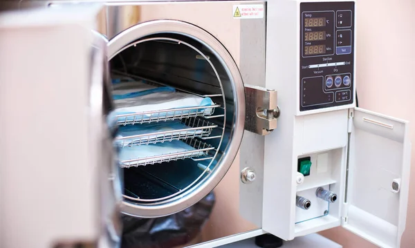 Diş hekimliğinde otoklavi sterilizasyonu. Diş hekimliği sterilizasyon bölümünde diş aletlerinin temizlenmesi için modern laboratuvar otoklavi sterilizatörü