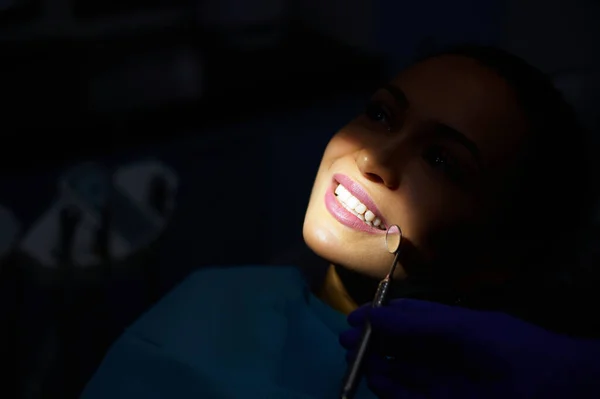 Großaufnahme Einer Frau Mit Schönem Weißen Zahnlosen Lächeln Bei Der — Stockfoto