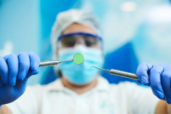 Dentalinstrumente Den Händen Einer Verschwommenen Zahnärztin Bei Der Zahnärztlichen Untersuchung — Stockfoto