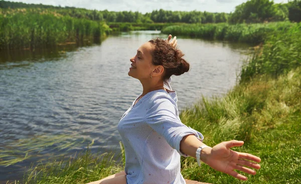 Portrait Latéral Une Femme Heureuse Souriante Aux Bras Tendus Profitant — Photo