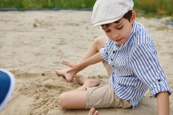 Σχολιαρόπαιδο Παίζει Στην Άμμο Καλοκαιρινές Διακοπές Θερινή Κατασκήνωση — Φωτογραφία Αρχείου