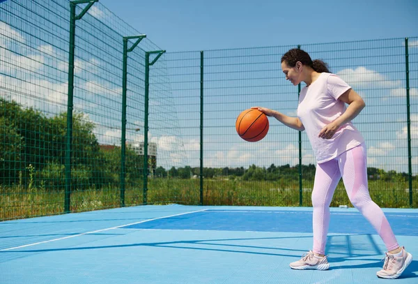 Ung Kvinnlig Basketspelare Fyller Basketboll Planen — Stockfoto