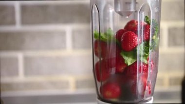 Yemek kasesinde çırpılmış çilek ve ıspanak yapraklarının olduğu hızlandırılmış video. Yavaş çekim video görüntüleri