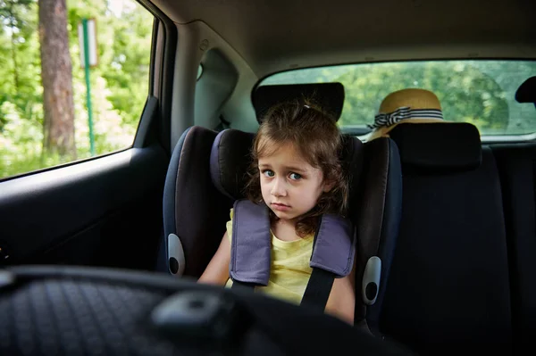 Çocukların arabada güvenli bir şekilde dolaşması. Fastled little girl to child safe seat in car
