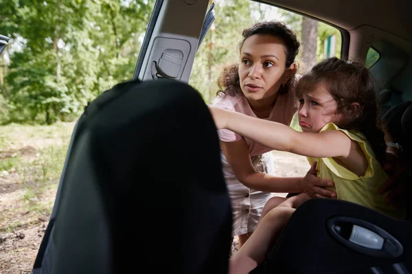 Niña Triste Llorona Asiento Del Coche Del Niño Señalando Con —  Fotos de Stock