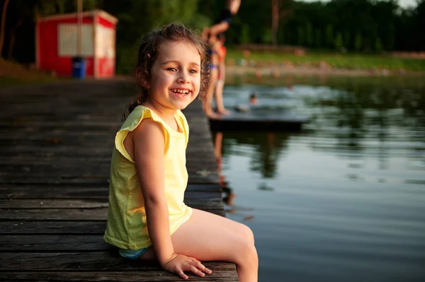 Χαρούμενο Κορίτσι Ξεκουράζεται Μια Προβλήτα Στην Παραλία Της Λίμνης Ηλιοβασίλεμα — Φωτογραφία Αρχείου