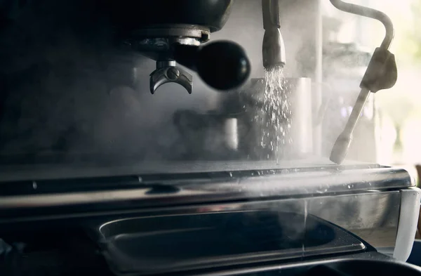 Detailní Záběr Profesionálního Ocelového Kávovaru Který Uvolňuje Páru Připraven Vařit — Stock fotografie
