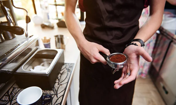 Částečný Pohled Nepoznatelnou Baristku Zástěře Držící Kávový Lis Portafilter Mletou — Stock fotografie