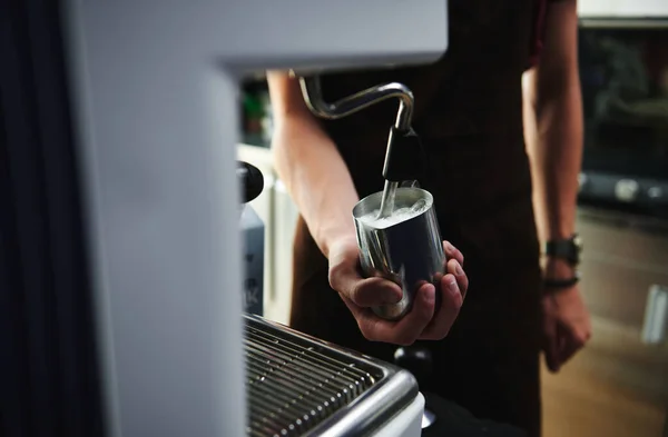 Großaufnahme Milchschaum Machen Milch Einer Professionellen Dampfkaffeemaschine Schlagen Lebensmittel Und — Stockfoto