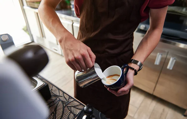 Nahaufnahme Eines Professionellen Baristas Der Gedämpfte Milch Eine Kaffeetasse Gießt — Stockfoto