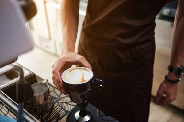 Detailní Záběr Šálek Kapučínem Mužské Baristické Ruce Barista Barem Kavárně — Stock fotografie