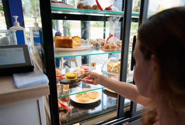 Bakverk Café Arbetare Välja Läcker Gul Makaron Från Monter Full — Stockfoto