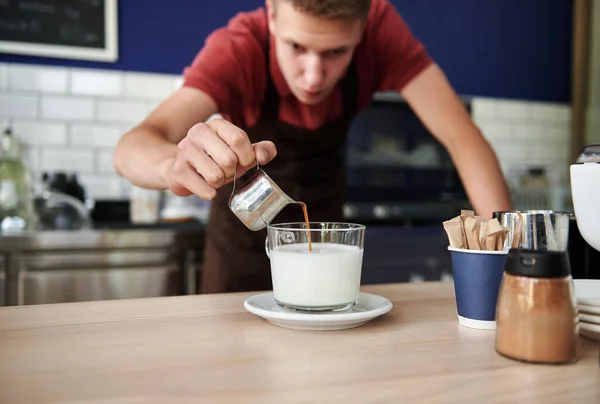 Sanfter Fokus Auf Das Einschenken Von Heißem Kaffee Geschlagene Milch — Stockfoto