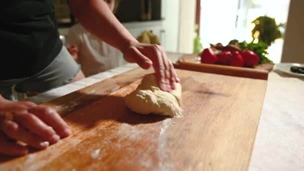 Video Malzemesi Evde Mutfakta Hamur Yoğururken Bir Sandalyede Oturan Yemek — Stok video