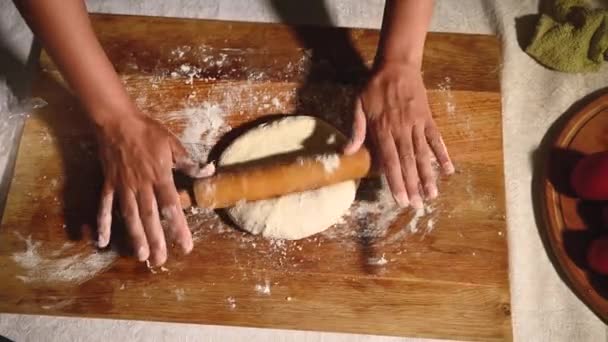Kadın Ellerinin Pizza Hamurunu Oklavayla Yuvarladığının Üst Görüntüsü Yapımı Pizza — Stok video