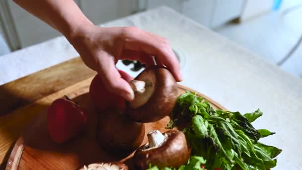 Videomaterial Fokus Auf Den Braunen Champignon Pilz Mit Einem Weiteren — Stockvideo