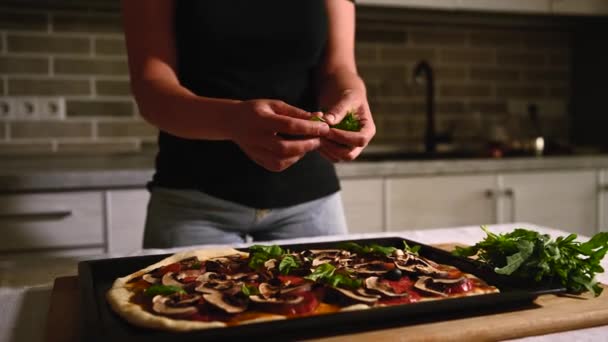 Kvinnans Hand Lägger Basilikablad Pizzor Hemlagad Pizza Med Oliver Tomater — Stockvideo