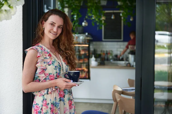 Eine Junge Lächelnde Frau Steht Mit Einer Tasse Kaffee Der — Stockfoto