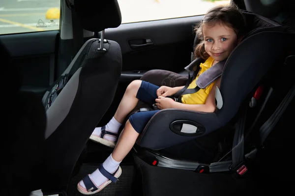 Menina Bonito Cinto Assento Carro Criança Segurança Sorri Enquanto Olha — Fotografia de Stock