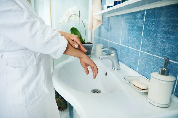 Großaufnahme Vom Händewaschen Frau Waffelbademantel Wäscht Sich Badezimmer Neben Dem — Stockfoto