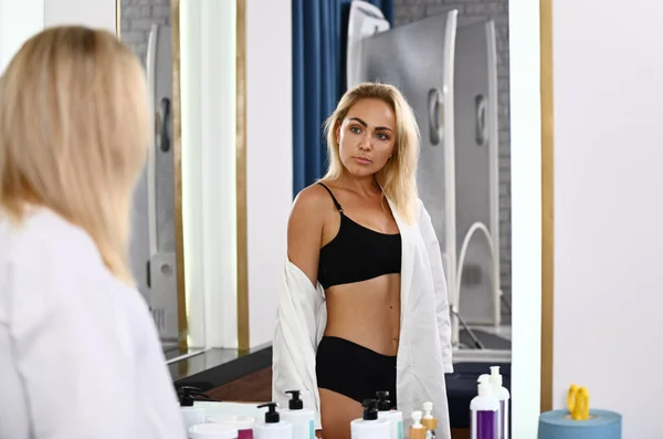 Young Woman Perfect Aesthetic Body Examines Her Body Mirror Concept — Foto de Stock