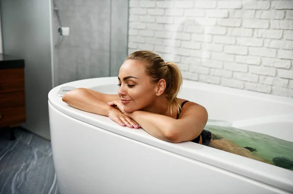 Mooie Jonge Vrouw Ontspant Met Gesloten Ogen Tijdens Het Ontvangen — Stockfoto