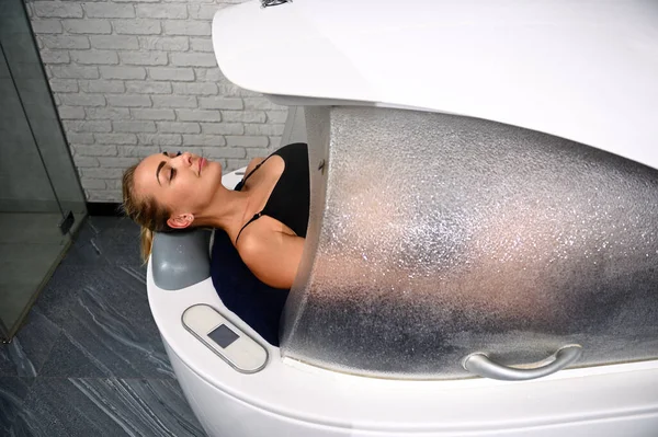 Een Kalme Vrouw Die Geniet Van Hydromassage Vibromassage Cellulitis Behandeling — Stockfoto