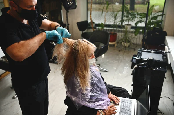 Κομμωτής Χτενίζει Μαλλιά Των Πελατών Του Κομμωτηρίου Φοράει Ιατρική Μάσκα — Φωτογραφία Αρχείου