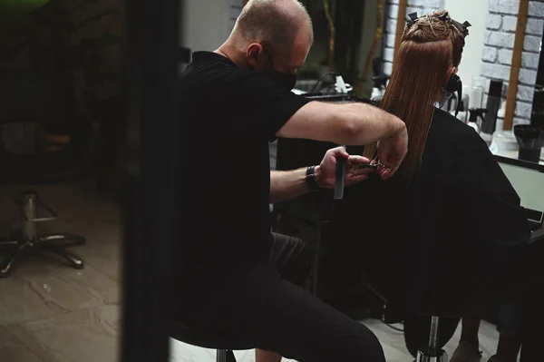 Maestro Peinados Cortando Pelo Mujer Salón Belleza Corte Pelo Peluquería —  Fotos de Stock