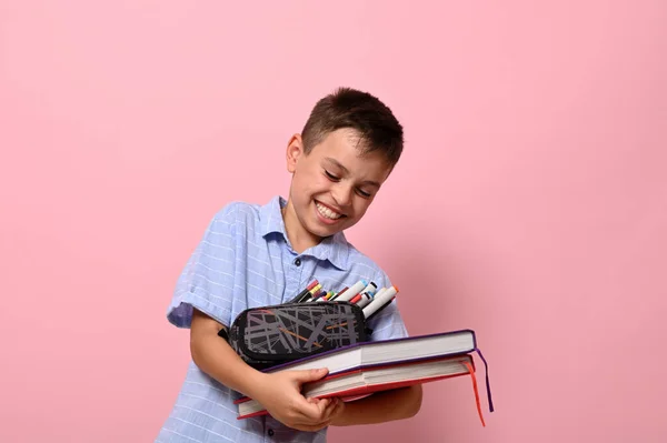 Adorable Écolier Avec Étui Crayons Livres Riant Posant Sur Fond — Photo