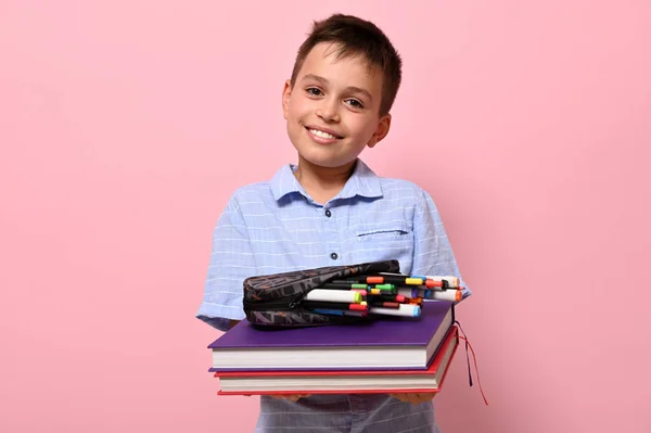 Menino Sorridente Estudante Escola Tem Livros Frente Dele Estojo Lápis — Fotografia de Stock