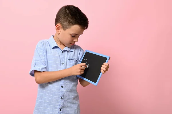 Niño Escuela Con Camisa Azul Escribe Con Tiza Una Pizarra —  Fotos de Stock