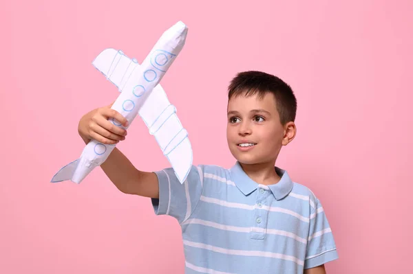 Przystojny Uczeń Bawiący Się Papierowym Samolotem Różowym Tle Miejscem Tekst — Zdjęcie stockowe