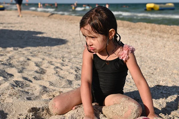 Ένα Χαριτωμένο Μελαχρινό Κορίτσι Κομψό Μαγιό Που Κάθεται Μια Αμμώδη — Φωτογραφία Αρχείου