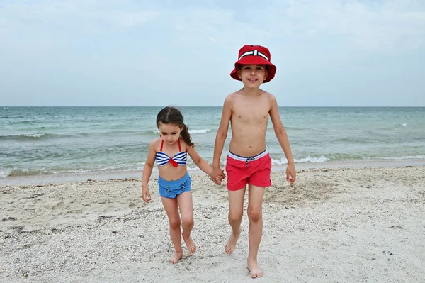 Hermosos Niños Caminan Por Playa Durante Las Vacaciones Verano Chico — Foto de Stock