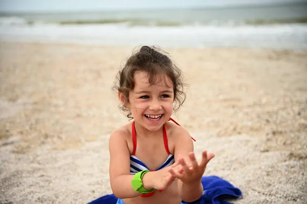 Retrato Confianza Hermosa Bonita Niña Descansando Playa Linda Pose Sonriente — Foto de Stock