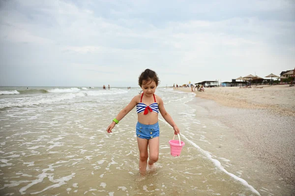 Όμορφο Κοριτσάκι Κρατά Ένα Ροζ Κουβά Παιχνίδι Στο Χέρι Της — Φωτογραφία Αρχείου