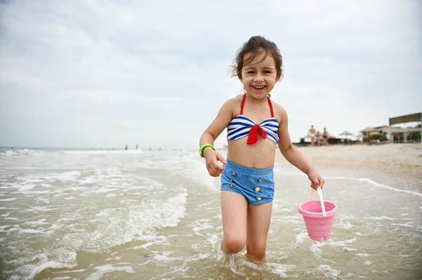 Bonita Niña Con Cubo Juguete Rosa Mano Caminando Por Costa — Foto de Stock