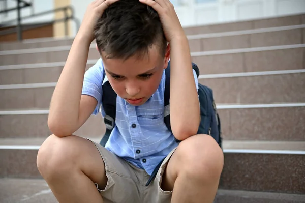 Znechucený Ustaraný Školák Který Držel Hlavu Rukama Když Seděl Schodech — Stock fotografie