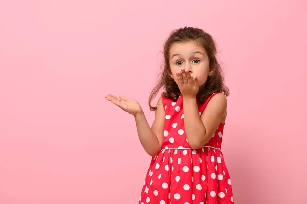 Menina Lindo Vestido Rosa Com Bolinhas Envia Beijo Olhando Para — Fotografia de Stock