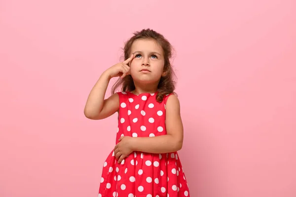 Bonito Adorável Menina Pré Escolar Anos Olha Atenciosamente Para Cima — Fotografia de Stock