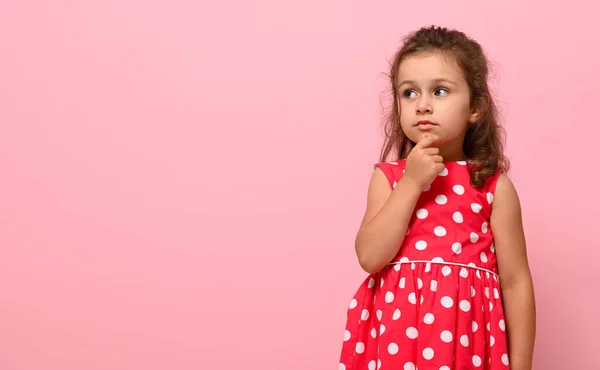 Uma Linda Menina Adorável Idade Pré Escolar Anos Olha Atenciosamente — Fotografia de Stock