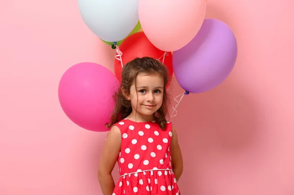 Wunderschönes Kleines Mädchen Sommer Rosa Tupfen Kleid Bunte Luftballons Hinter — Stockfoto