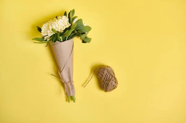 Lapos Feküdt Virágos Elrendezése Egy Finom Gyönyörű Csokor Őszi Aszter — Stock Fotó