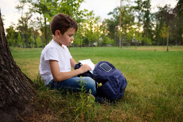 Lindo Niño Escuela Preadolescente Sacando Libro Ejercicios Mochila Sentado Una —  Fotos de Stock