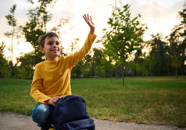 Een Knappe Charmante Schooljongen Van Jaar Oud Zit Zijn Knieën — Stockfoto