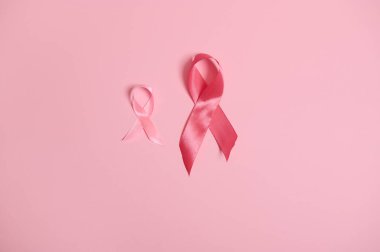 Saten pembe kurdelelerin farkındalığının en üst görüntüsü, Ekim ayında göğüs kanseri farkındalığı ayının uluslararası sembolü. Ekim Pembe Günü, Dünya Kanser Günü, Ulusal Kanser Kurtulan Söyle Günü. Kopyalama alanı olan düz