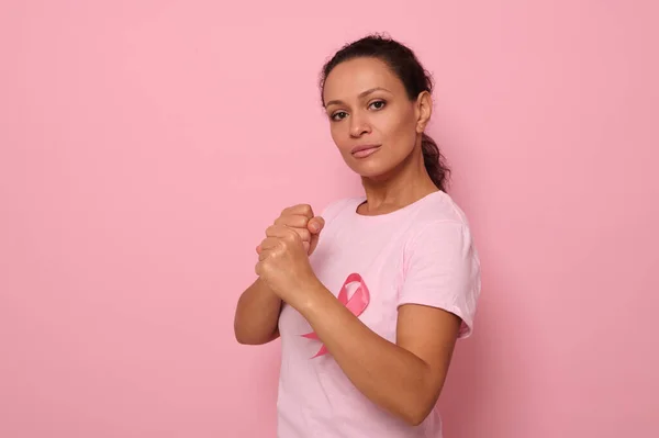Linda Mulher Hispânica Uma Camiseta Rosa Consciência Câncer Fita Rosa — Fotografia de Stock