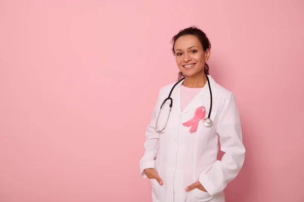 Retrato Mulher Afro Americana Casaco Médico Fita Rosa Estetoscópio Torno — Fotografia de Stock