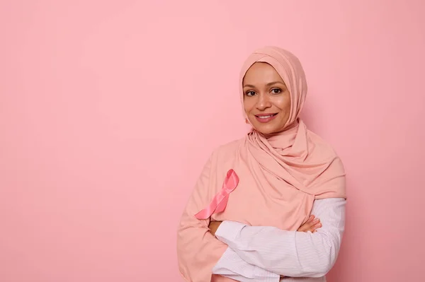 Vereinzeltes Porträt Einer Lächelnden Arabischen Muslimin Rosa Hijab Mit Rosa — Stockfoto